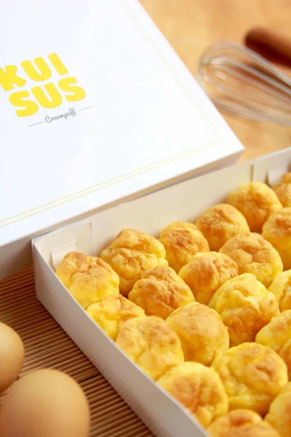 Kotak KUISUS berisi kue sus original yang baru dipanggang