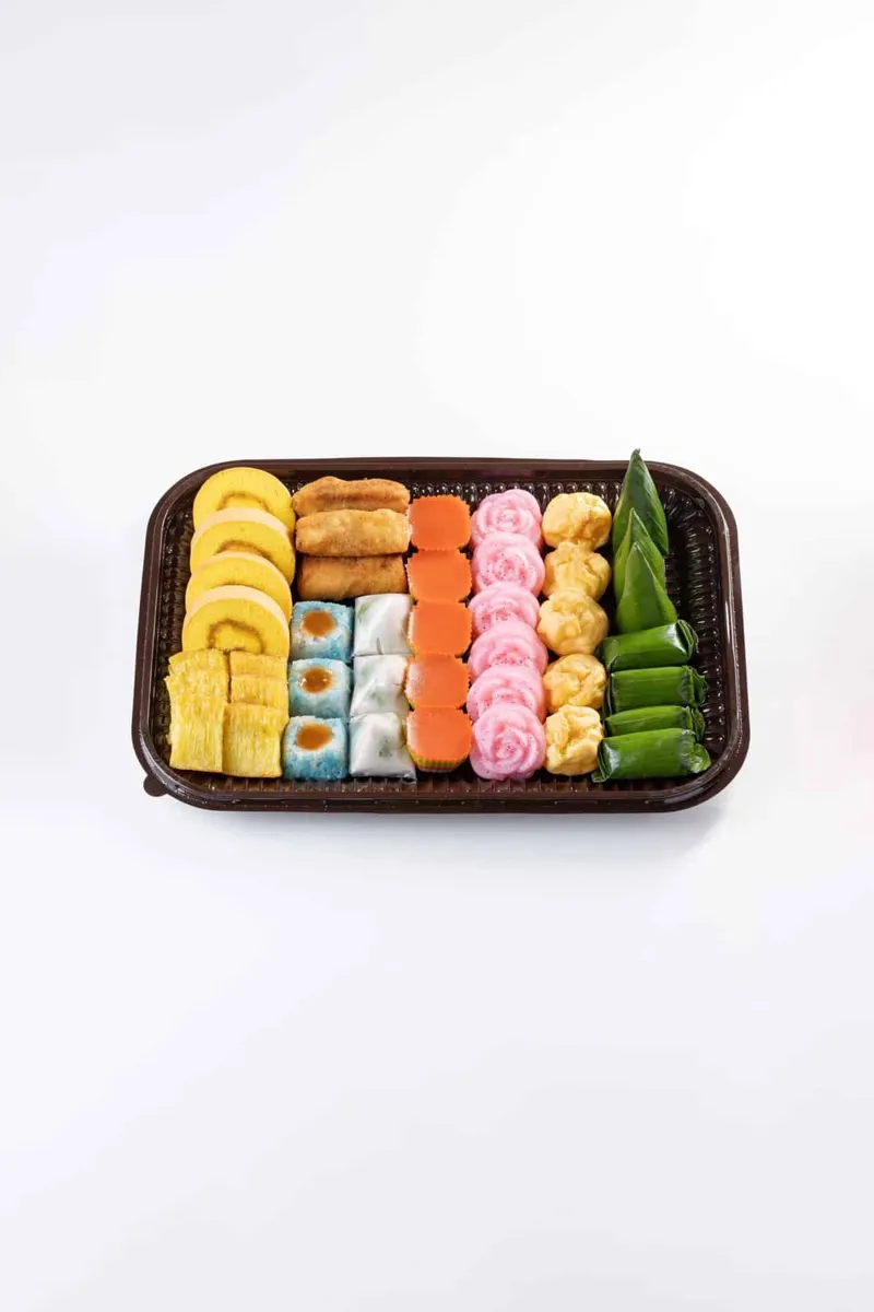 Nampan Signature KUISUS berisi kueh jajanan pasar