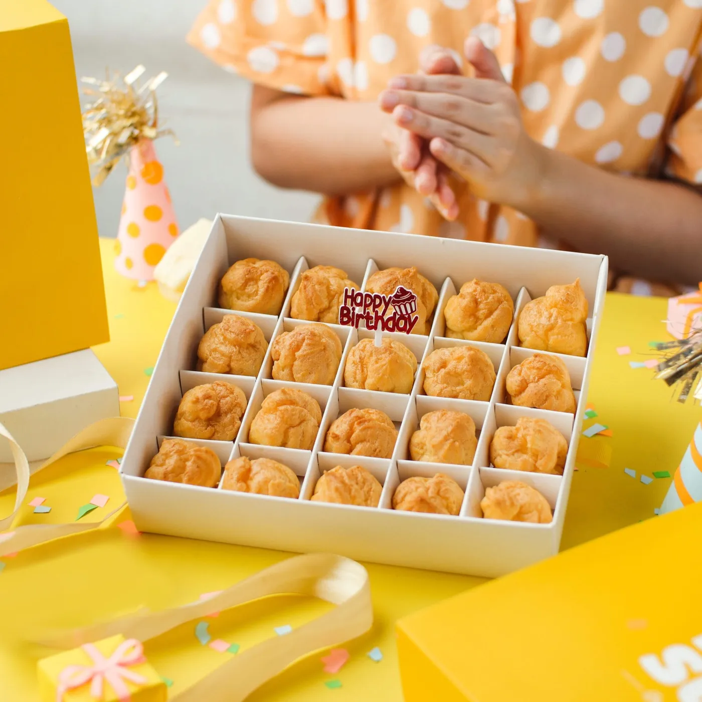 Gift box KUISUS 20 pcs di meja ulang tahun